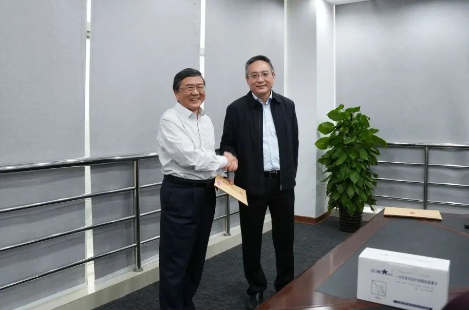 奉賢區人大常委會黨組書記、主任張培榮一行蒞臨上海山美股份開展“優環境、穩經濟”大走訪大調研